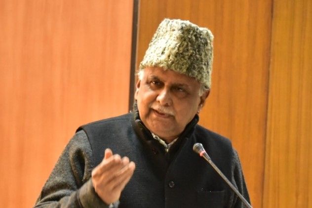 Professor Jagdeep Singh Chhokar speaking at a lectern
